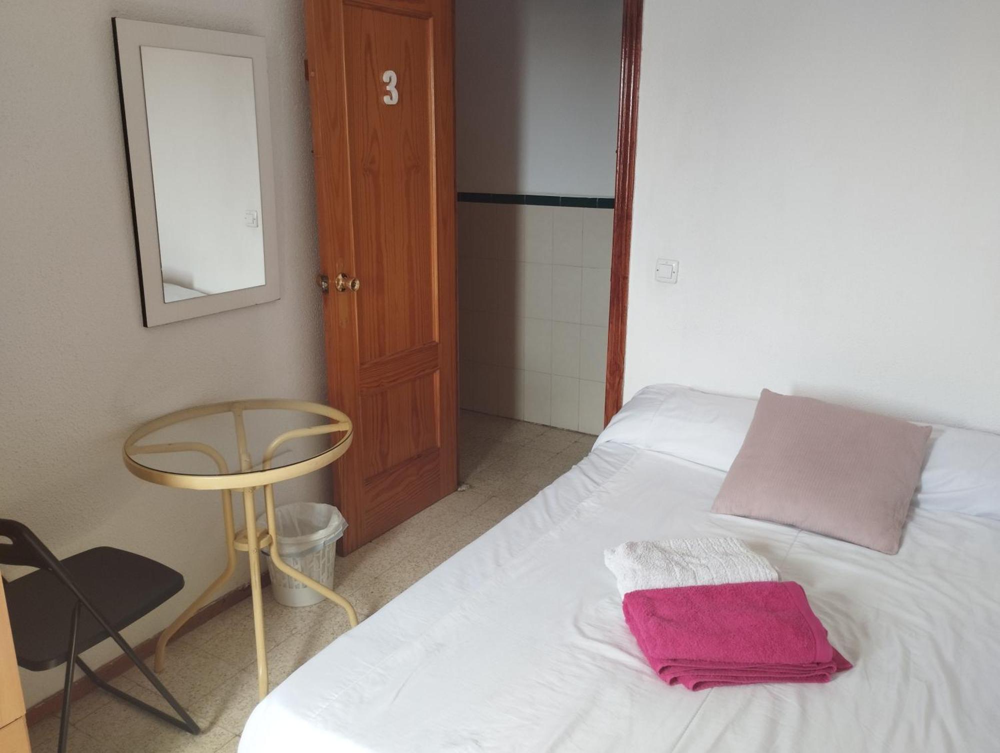 Habitaciones Privadas Con Cama Doble En Sevilla Exterior foto